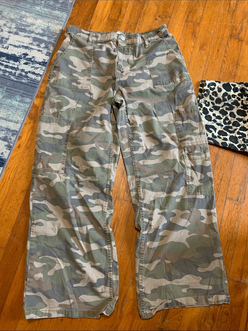 No Boundaries Camo & Animal leopard Cargo Pants! Viral sz large 12 14 - Picture 5 of 5